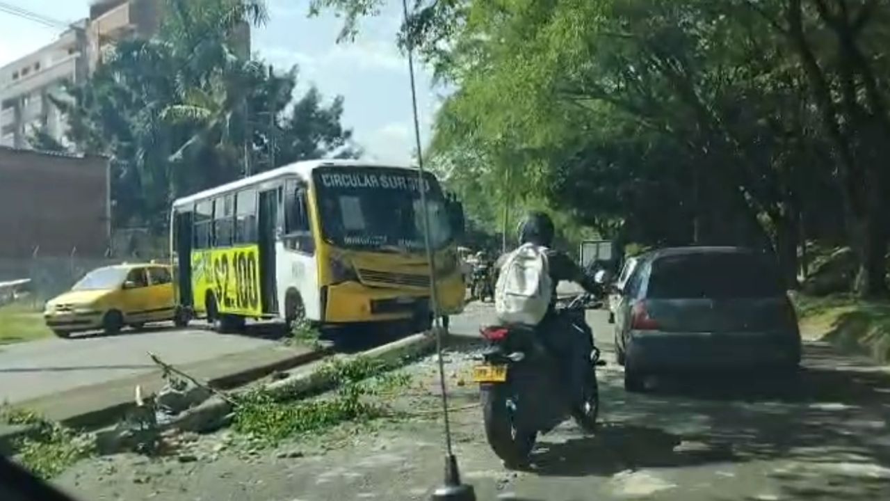 VIDEO: Bus se llevó un poste por delante en la avenida 80 de Medellín