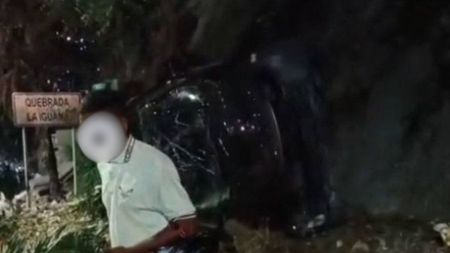 Un carro volcado abajo del Túnel de Occidente en Medellín dejó varias personas lesionadas