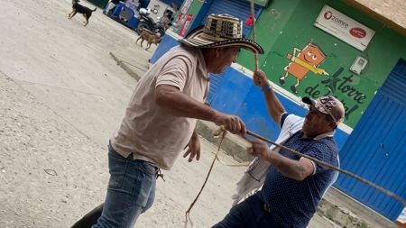 ¿Por qué estaban peleando? hombres que se enfrentaron con zurriagos en Nariño, Antioquia