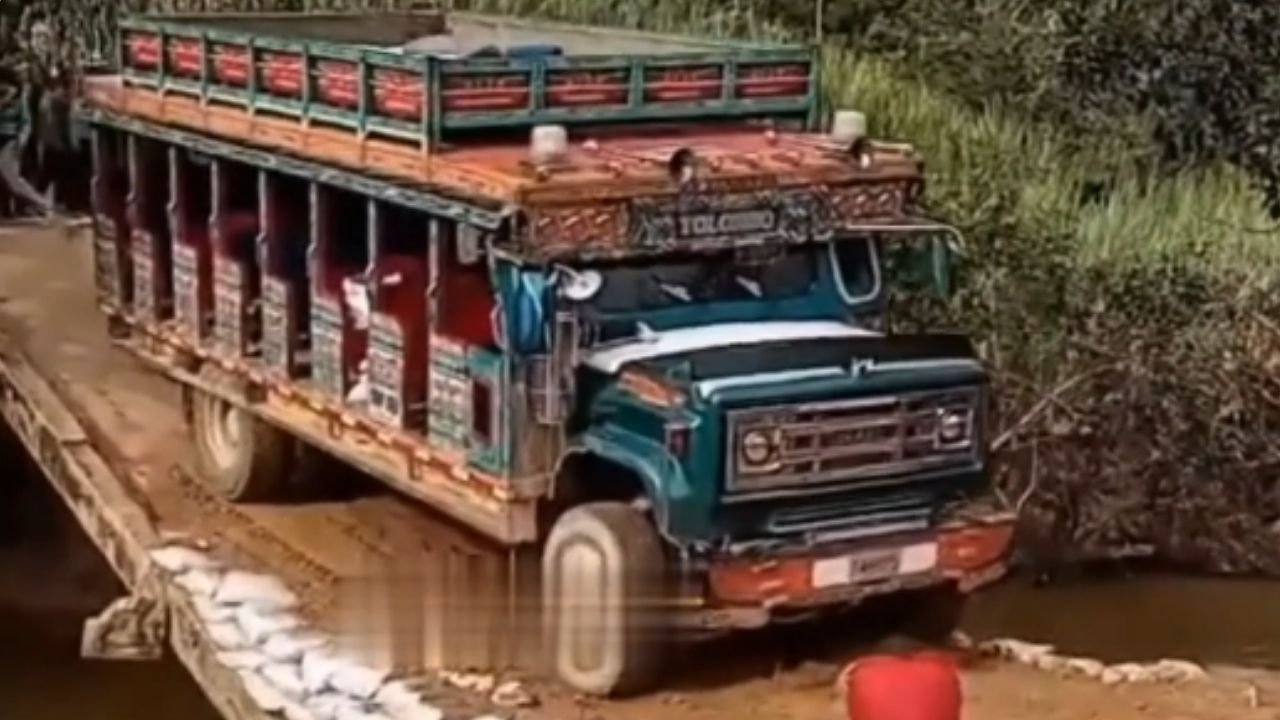VIDEO: En la zona rural de Yolombó van para un mes sin puentes y la gente cruza como puede