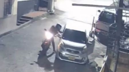 Hombre en moto atracó a dos personas que se encontraban en un carro en el barrio Castilla de Medellín