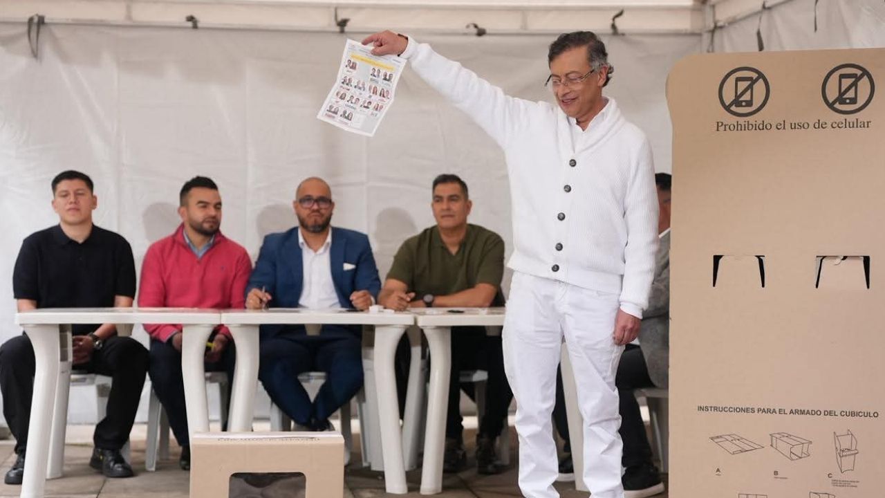Aunque está prohibida la participación política, Gustavo Petro mostró su tarjetón marcado ante la cámara