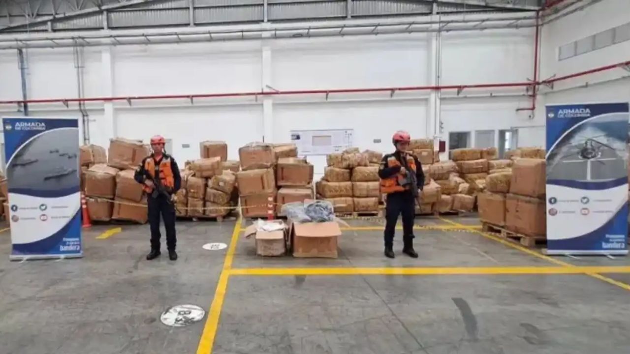 Decomisaron cargamento de contrabando en Puerto Antioquia: 250 cajas de telas y confecciones de Panamá