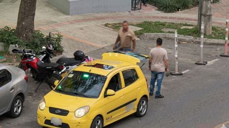 VIDEO: Un motociclista intervino para frenar una pelea entre un taxista y un motero en Bello
