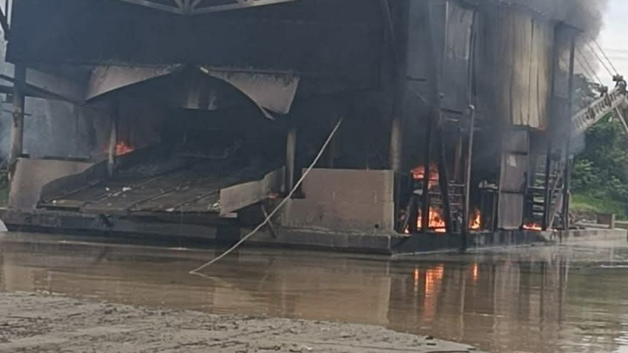 En zona minera de El Bagre, destruyen draga que pertenecería a el Clan del Golfo