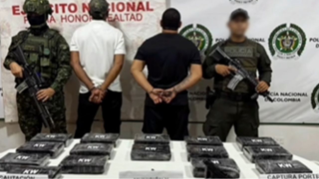 ¿A quién estaban esperando? Capturan a dos personas al frente de un hospital con armas y drogas en Turbo