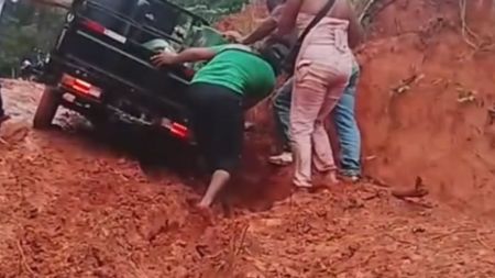 ¿Dónde pierdan el equilibro qué? En el Bagre solo pueden pasar motos por vía de acceso
