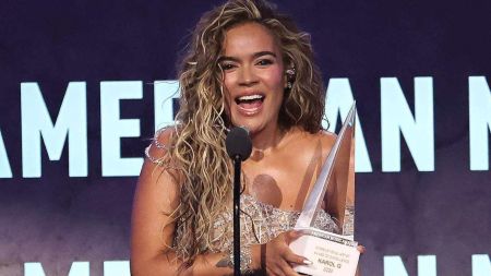 Karol G hizo historia en los American Music Awards al recibir el prestigioso Premio a la Excelencia Artística