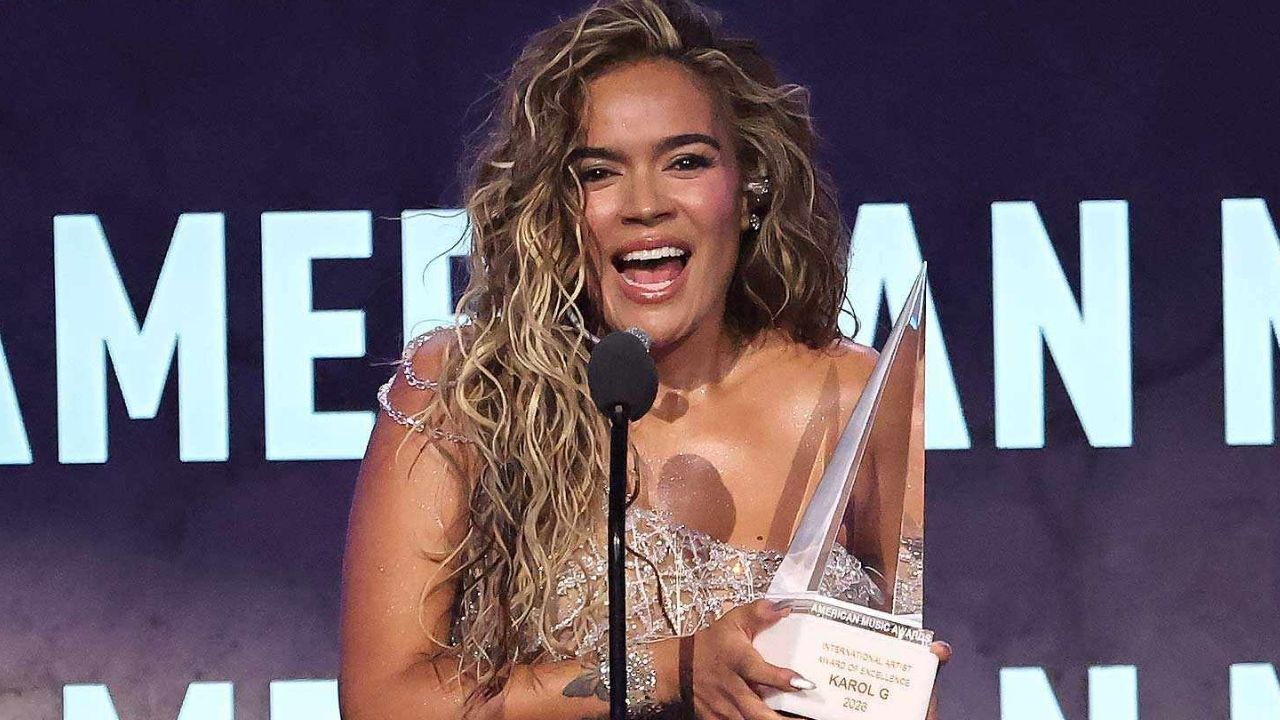 Karol G hizo historia en los American Music Awards al recibir el prestigioso Premio a la Excelencia Artística