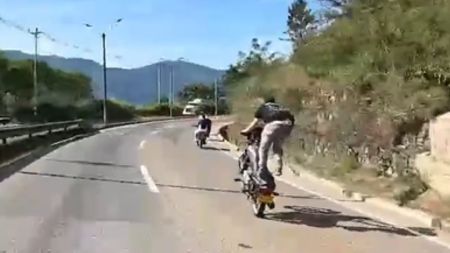 Sin casco y haciendo piques: motociclistas quedaron registrados en video en la Autopista Medellín–Bogotá