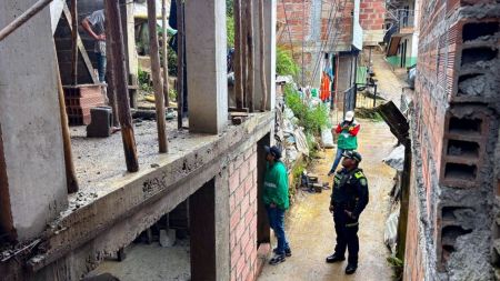 ¿Sin licencias de construcción? Edificaciones en el nororiente de Medellín habrían seguido pese a la suspensión