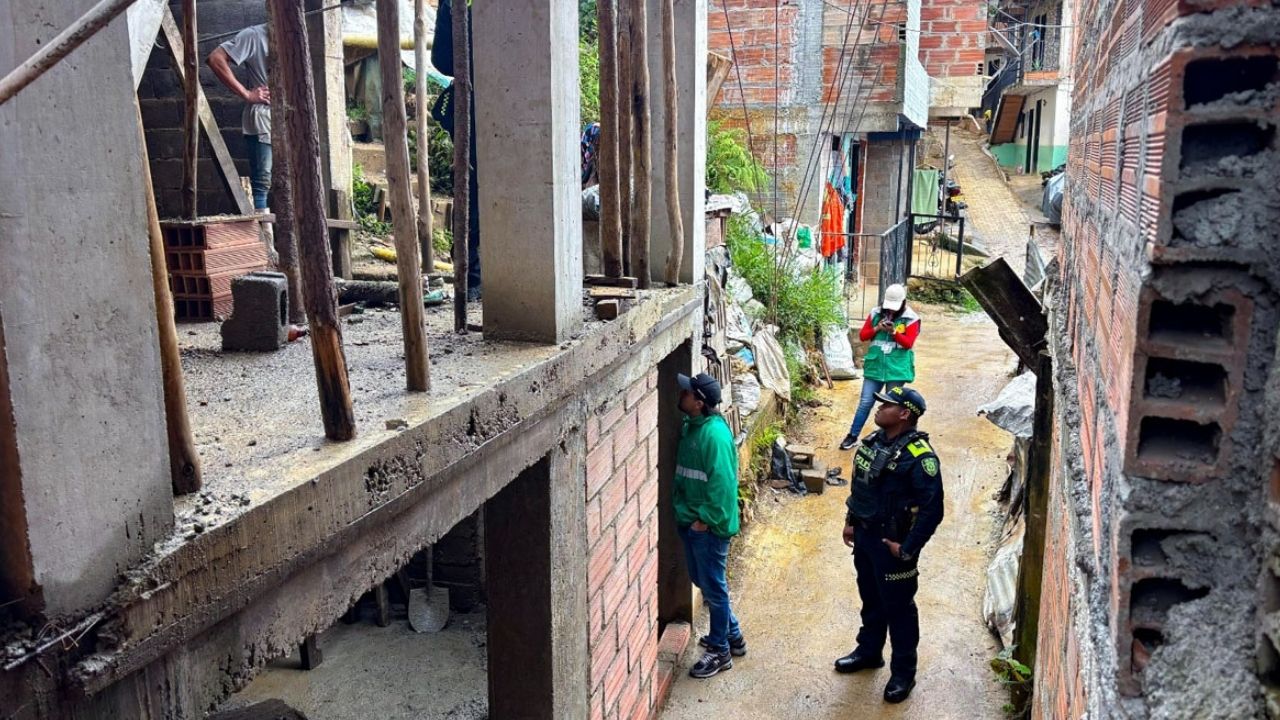 ¿Sin licencias de construcción? Edificaciones en el nororiente de Medellín habrían seguido pese a la suspensión