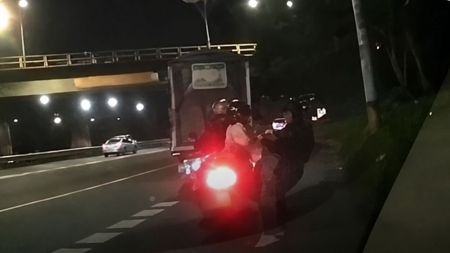 Hombre que salió de entre la oscuridad le arrebató el bolso a pasajera de moto por la Regional