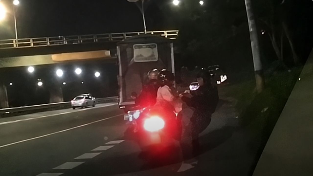 Hombre que salió de entre la oscuridad le arrebató el bolso a pasajera de moto por la Regional
