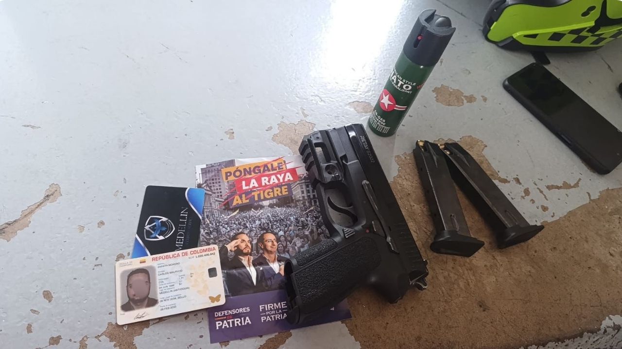 ¿Un infiltrado? En un evento público un hombre se estaría haciendo pasar por escolta de Abelardo de la Espriella