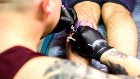 Joven que se habría hecho un tatuaje en un evento en Medellín falleció dos días después del procedimiento