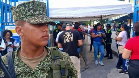 Jornada electoral en Colombia se desarrolla con algunos incidentes y control institucional Soldados cuidando las urnas