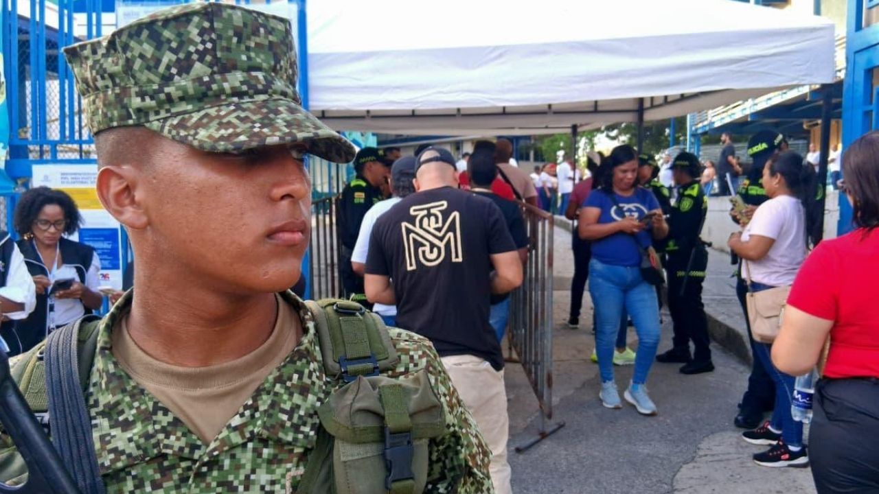 Soldados cuidando las urnas