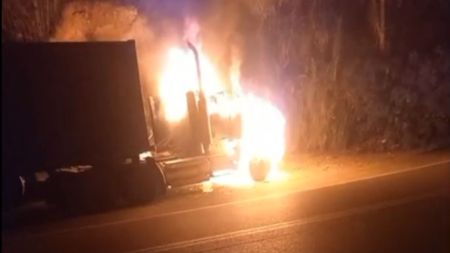 Incendio tractomula en Santa Bárbara
