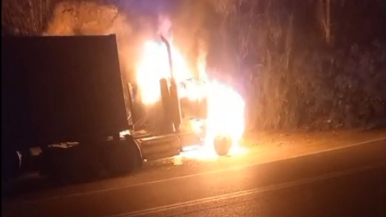 VIDEO: A camionero solo le quedó ver cómo ardía su tractomula en Santa Bárbara