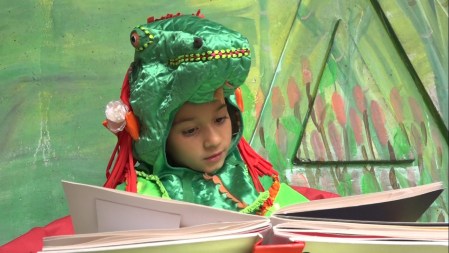 “Convive con Juana la Iguana”, la iniciativa que está enamorando a cientos de niños de la lectura en Medellín “Convive con Juana la Iguana”, la iniciativa que está enamorando a cientos de niños de la lectura en Medellín