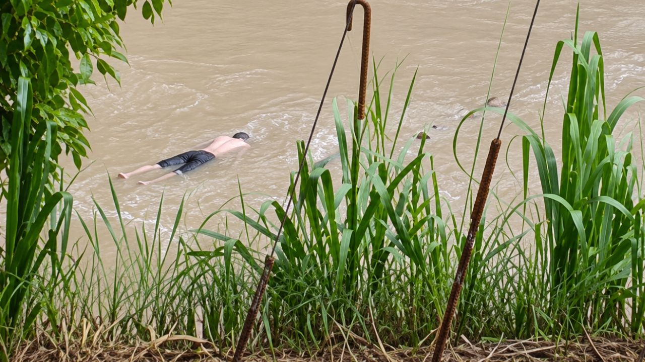Lo habrían matado con arma blanca: hallan cuerpo flotando en un río en Andes Cuerpo en río San Juan