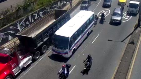 ¡Atención conductores! Congestión vehicular en la Autopista Norte por accidente a la altura de Solla KATH NO ENTER 42