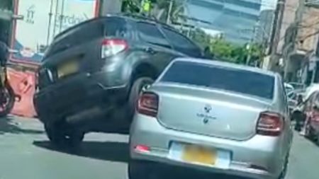 La escena que dejó un accidente en barrio Colombia: un vehículo quedó montado sobre otro KATH NO ENTER 60