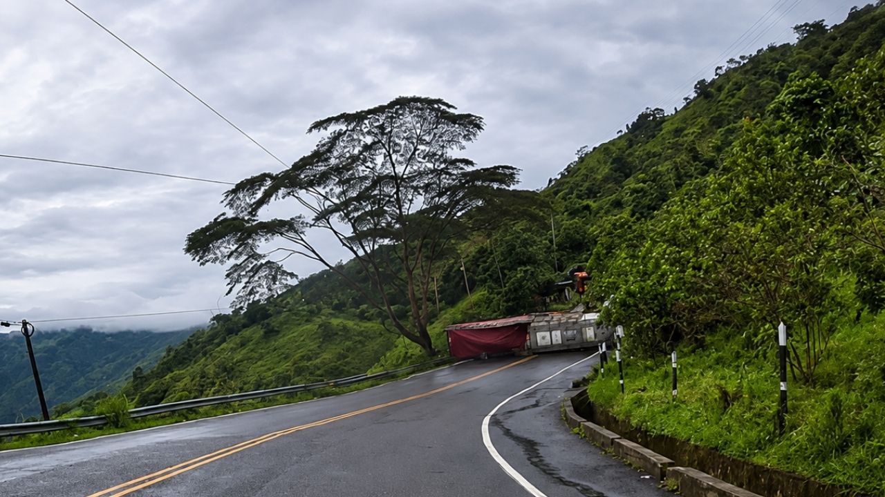 Un camión de carga volcó en la vía a la Costa, a la altura de La Frijolera, Yarumal