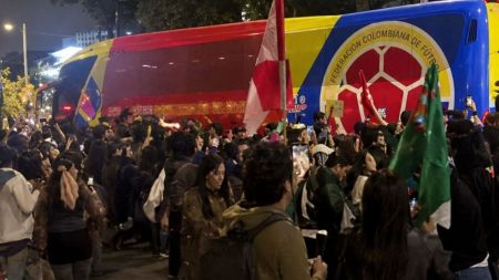 El bus de la Selección Colombia fue bloqueado y "empapelado" por petristas