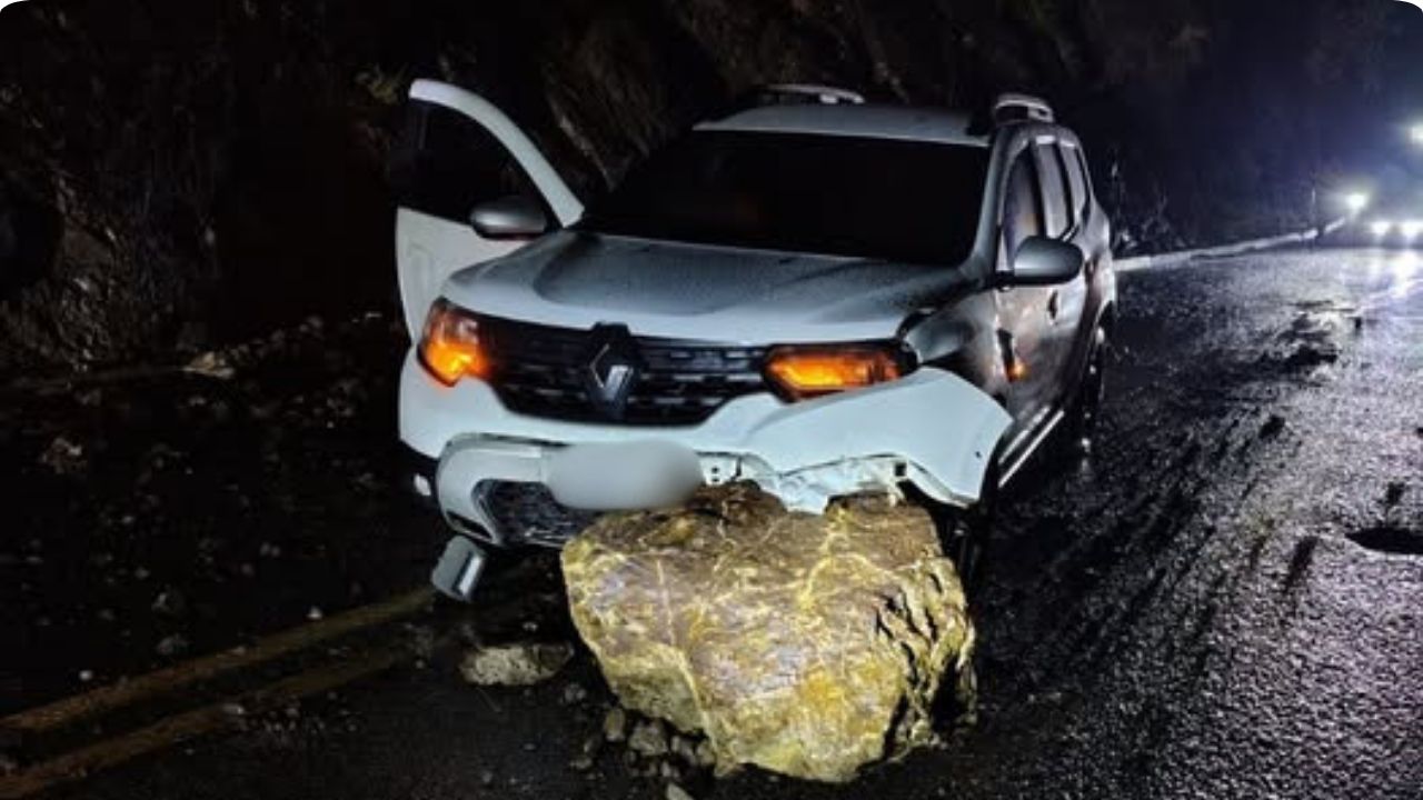Estan cayendo piedras grandes desde la montaña en la vía Salgar - Bolombolo, Suroeste antioqueño