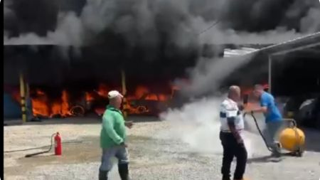 VIDEO: Varios vehículos resultaron afectados por un incendio en Remedios ¿qué lo causó? Varios vehículos resultaron afectados por un incendio en Remedios ¿qué lo causó?