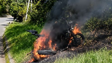 Una motocicleta se incendió en la vía a la Costa Norte, en jurisdicción de Santa Rosa de Osos