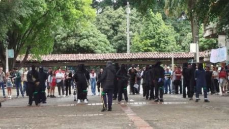 Toma de encapuchados en la UdeA: Evacúan el campus y bloquean el norte de Medellín