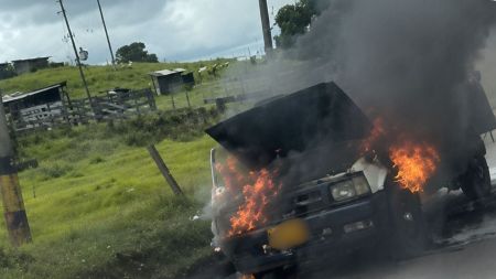 Una camioneta de estacas se incendió en la vía Labores - Santa Rosa de Osos, Norte de Antioquia
