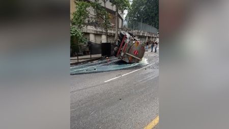 VIDEO| Alerta en la variante de Caldas: vehículo cargado con gasolina se volcó en la vía Alerta en la variante de Caldas: vehículo cargado con gasolina se volcó en la vía