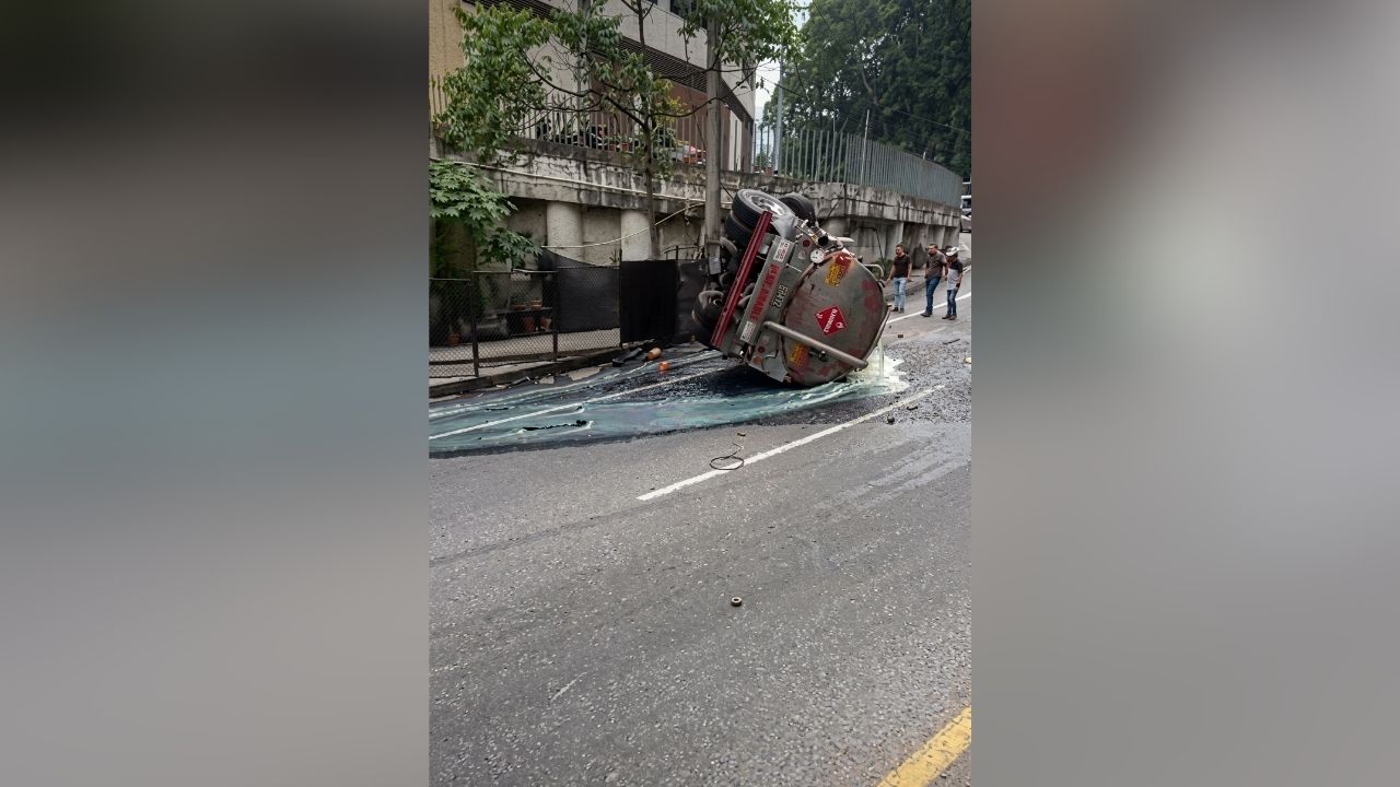 Alerta en la variante de Caldas: vehículo cargado con gasolina se volcó en la vía
