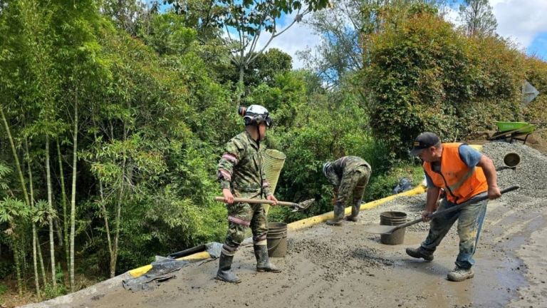 Ejército y comunidad lograron recuperar vía afectada por riesgo de deslizamiento en Rionegro Ejército y comunidad lograron recuperar vía afectada por riesgo de deslizamiento en Rionegro
