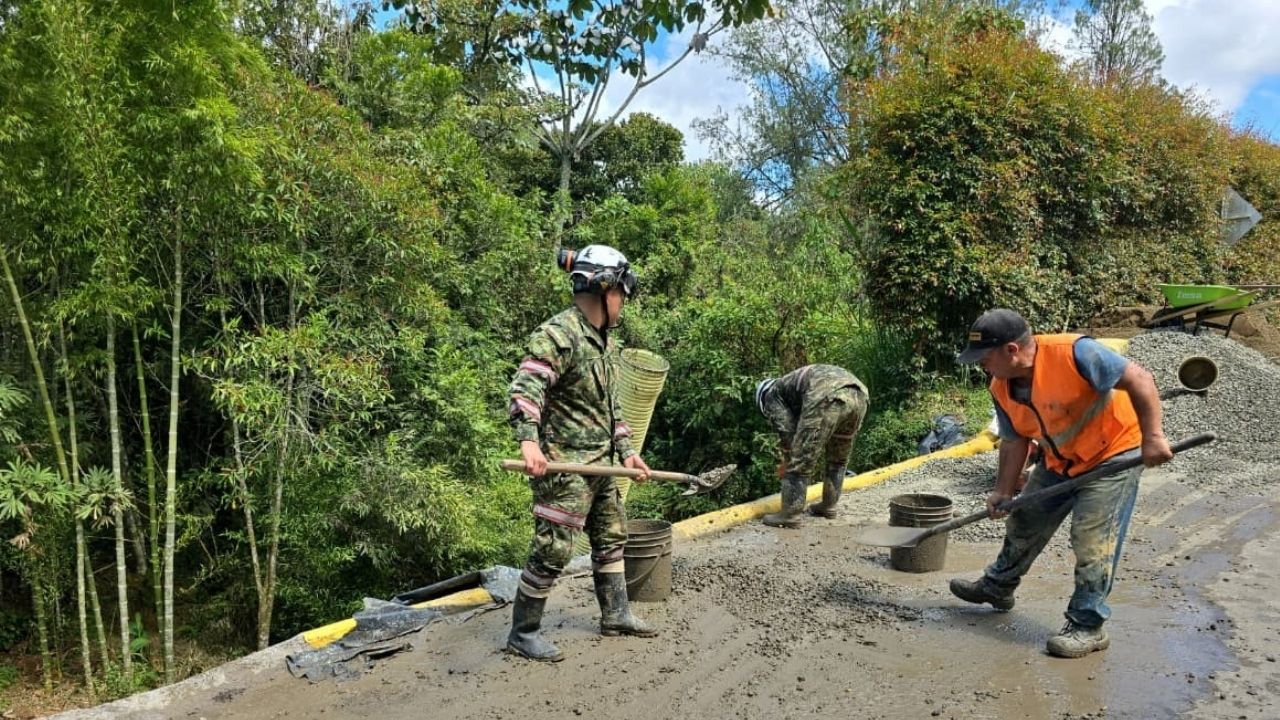 Ejército y comunidad lograron recuperar vía afectada por riesgo de deslizamiento en Rionegro