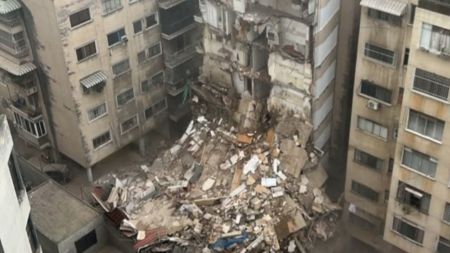 Personal de socorro y ambulancias atienden la emergencia frente a edificaciones afectadas por los sismos en Venezuela.
