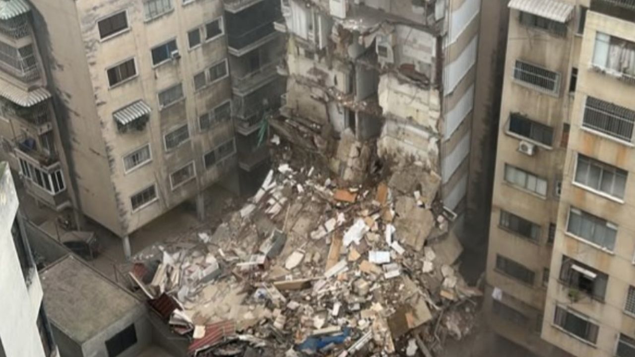 Personal de socorro y ambulancias atienden la emergencia frente a edificaciones afectadas por los sismos en Venezuela.