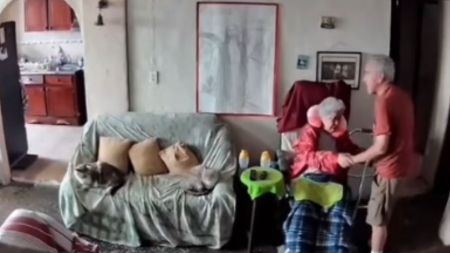 VIDEO. Abuelo con movilidad reducida arriesga su vida para proteger a su esposa en pleno sismo en Venezuela