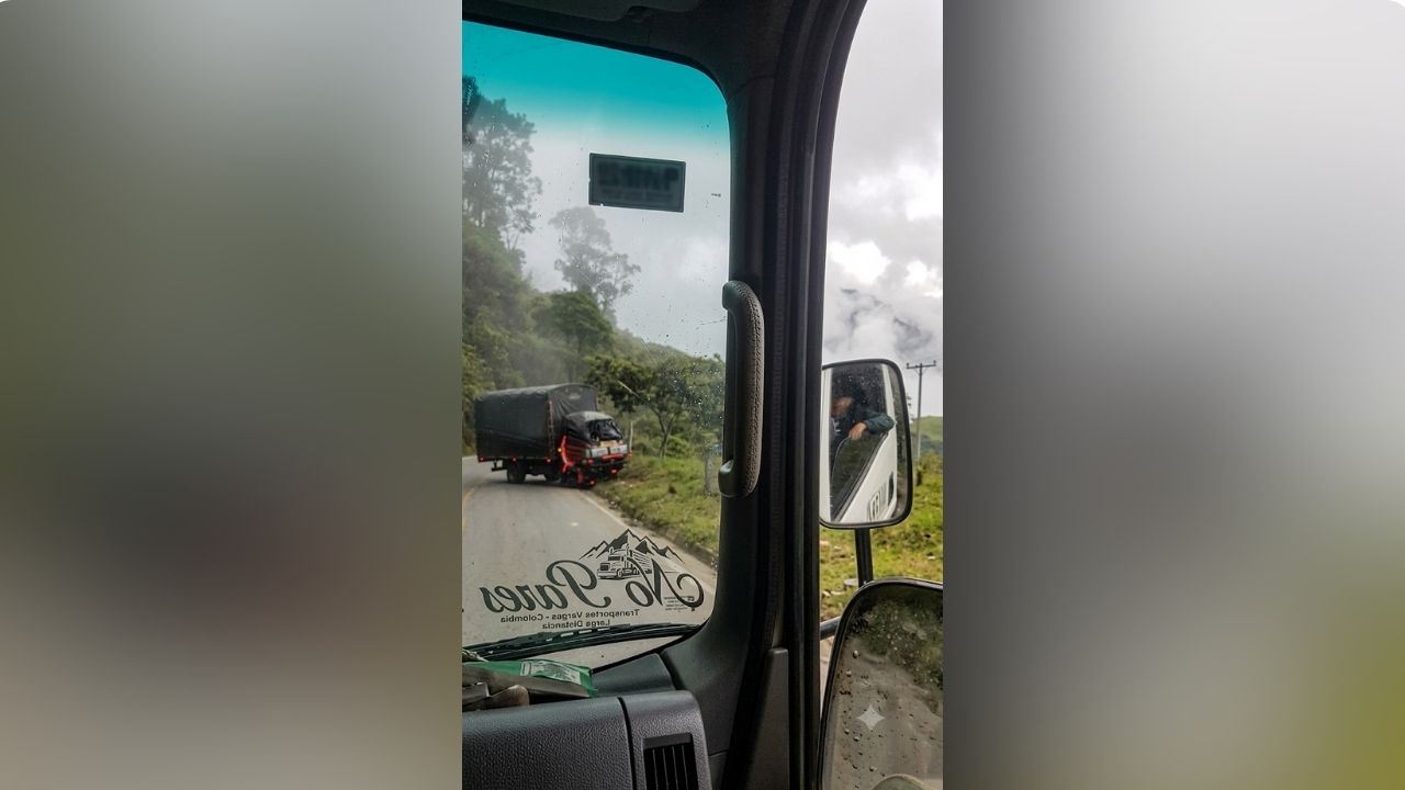EN VIDEO| Quemaron un vehículo de carga en Briceño en medio de la disputa entre el Clan del Golfo y las disidencias