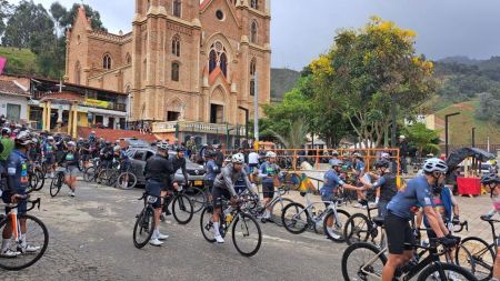 Más de 500 ciclistas completaron la ruta hasta Belmira y regresaron a Medellín bajo el agua