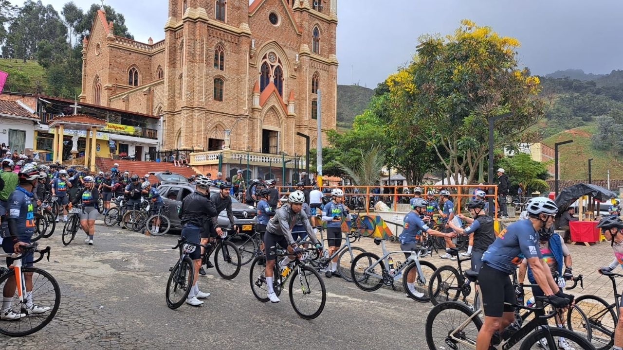 Más de 500 ciclistas completaron la ruta hasta Belmira y regresaron a Medellín bajo el agua