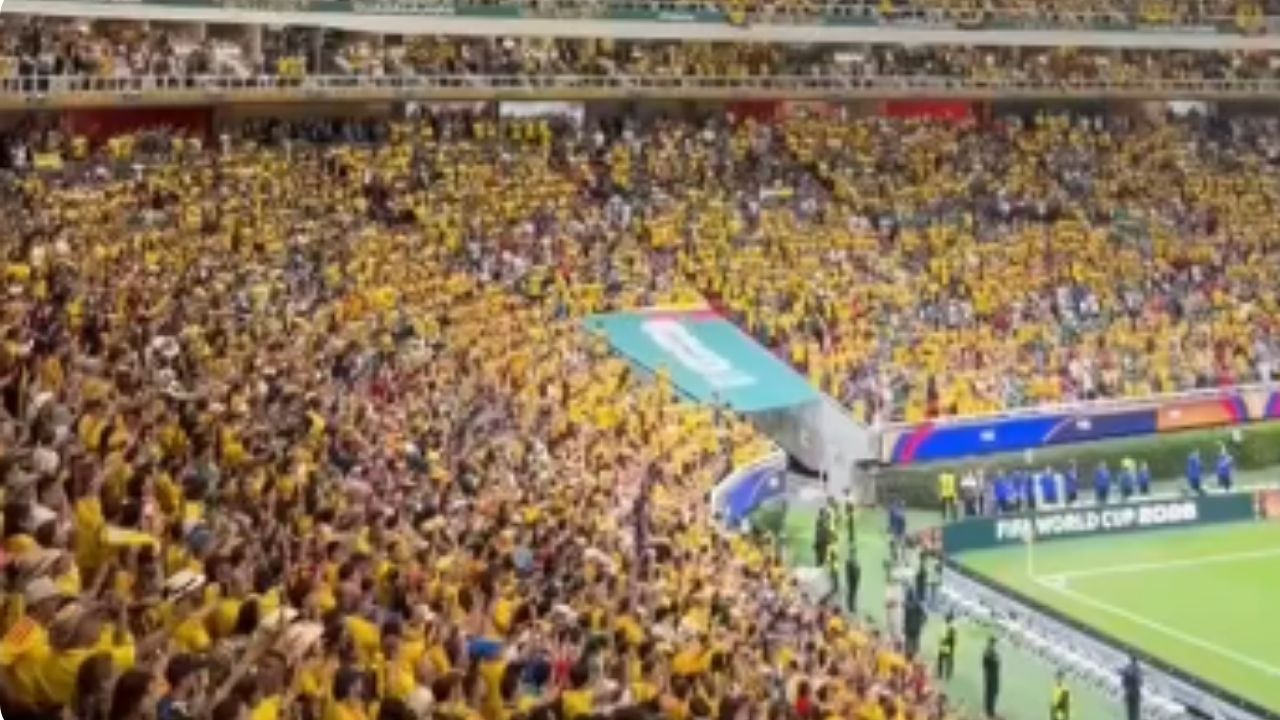 Hinchas cantando el himno en Guadalajara