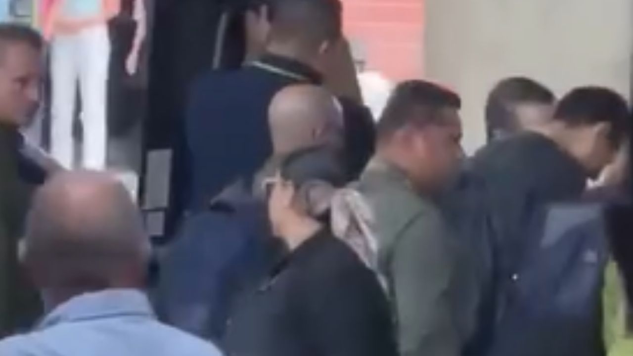 Iván Cepeda fue abucheado durante su llegada al Aeropuerto José María Córdova