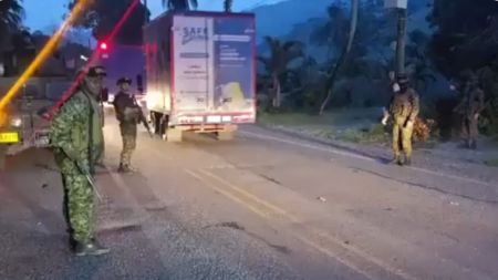 El Ejército Nacional habilitó el paso vehicular en la vía hacia Costa a la altura de Valdivia