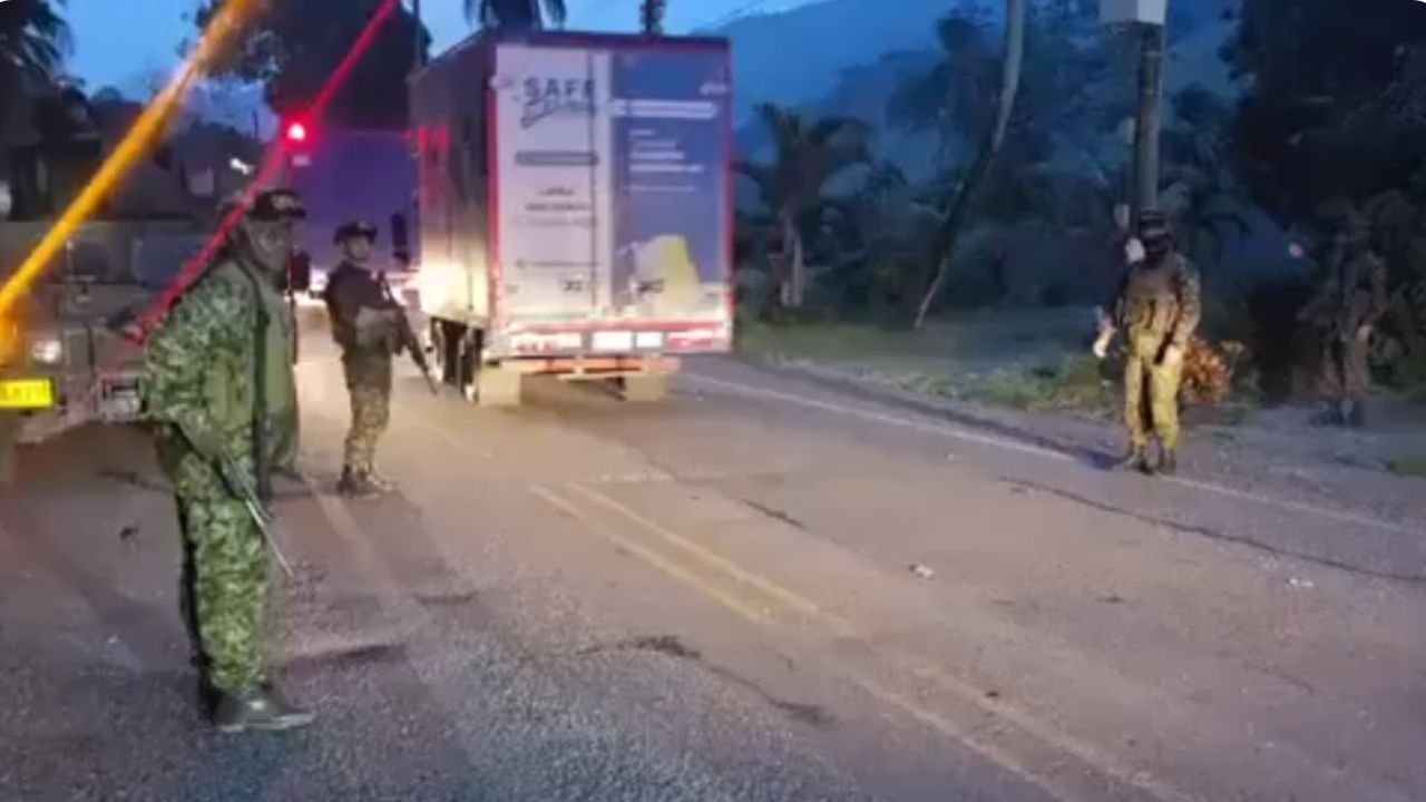 El Ejército Nacional habilitó el paso vehicular en la vía hacia Costa a la altura de Valdivia
