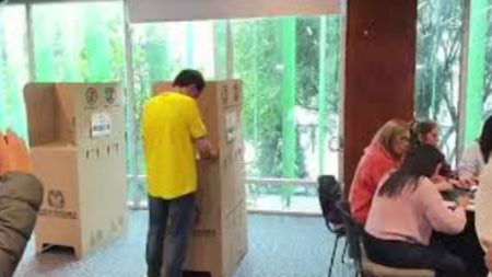 José Manuel Restrepo votó en Bogotá acompañado de su familia